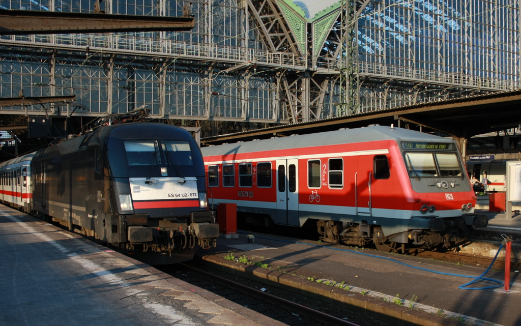 Huch ein schwarzer Taurus neben einem Wittenberger Stw, so gesehen am 24.06.2010 im Frankfurter Hbf. Es war ES64 U2-072
