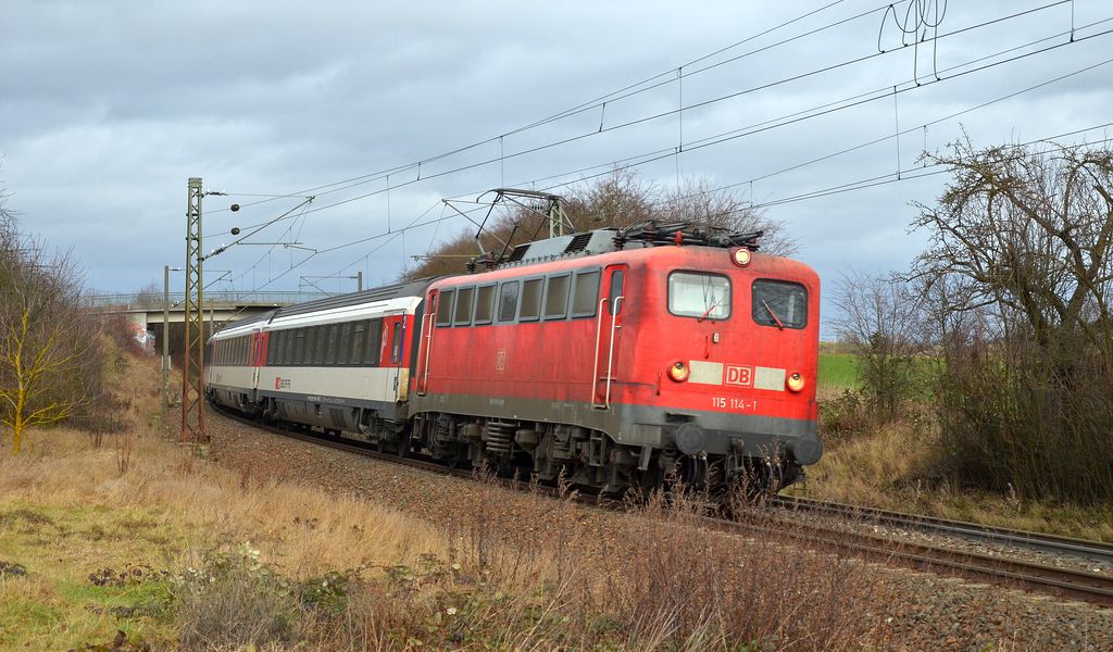 IC 187 gezogen von 115 114 auf ihrem Weg von Stuttgart nach Singen bei Affst�tt. (22.01.2012)