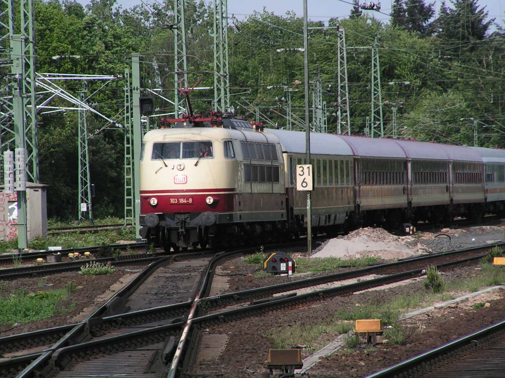 Ich habe auch eine 103er im Angebot. Es ist die 103 184-8. hier am Frankfurter Stadion.

Patrick  E.