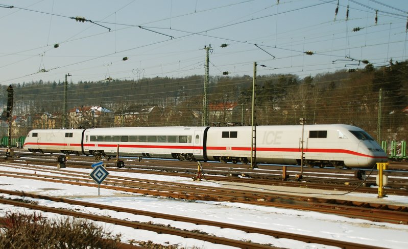 Ich war gerade auf dem Weg Richtung Auto.  Bl�der ICE , dachte ich, und drehte ihm den R�cken zu, und ging weiter. Als mich der Zug �berholte, war mir, als wenn mir jemand einen K�bel Wasser �ber den Kopf gesch�ttet h�tte! So ein Bomben-Teil!!! Ich konnte gerade noch die Kamera hoch rei�en, und einen Notschu� anbringen; dann war er weg! 
Aufgenommen am 09.03.10, im Bahnhof Treuchtlingen.