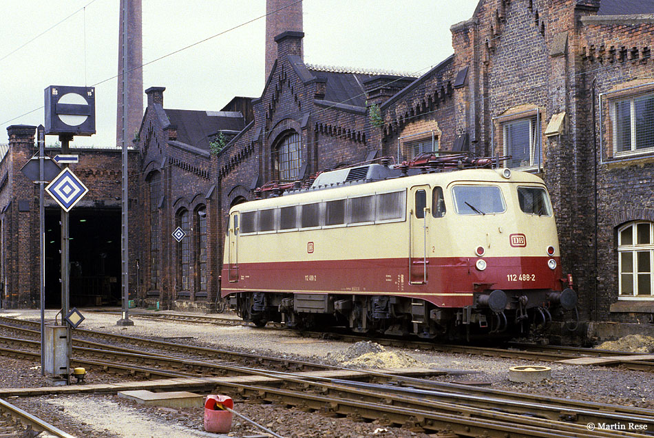 Im Bw Kassel wartet die Hamburger 112 488 auf den n�chsten Einsatz. 20.7.1984