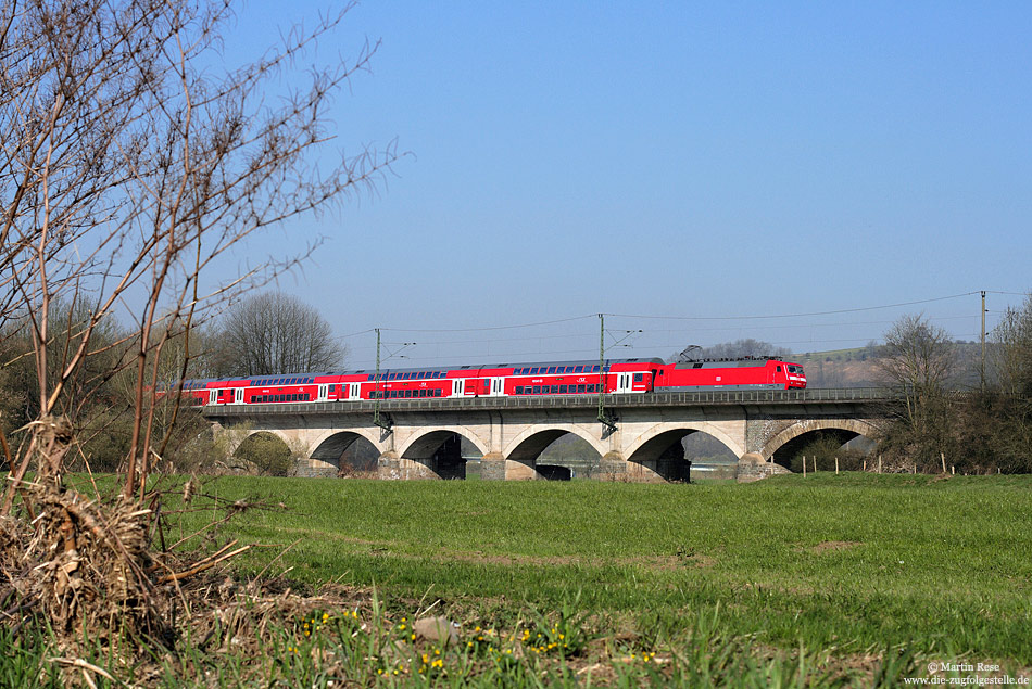 Im Dezember 2010 hat die  DB-Rheinlandbahn  die RE9 (Aachen - Siegen) �bernommen. Ein planm��iger Umlauf wird mit der Baureihe 120 und Doppelstockwagen gefahren. Nahe Blankenberg �berquert die 120 208 mit dem RE10909 die Sieg. 28.3.2011