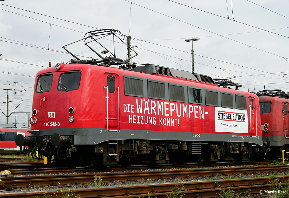 Im Jahr 2007 warb die Dortmunder 110 243 f�r  Stiebel Eltron W�rmepumpen . Fotografiert in K�ln Deutzerfeld, am 2.9.2007
