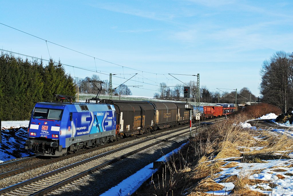 Im Vogl ein Albatros.
152 135 ist mit dem Sonntags G�terzug aus M�nchen Nord unterwegs nach Salzburg.
Aufgenommen am 06.02.2011.