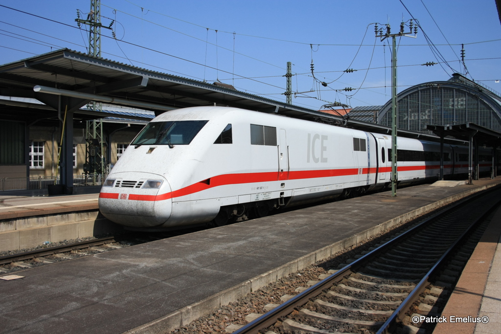 Im zweiten Teil hat es der Tf noch schnell auf seinen F�hrerstand geschafft und den alten ICE1 schnellst m�glichst am 18.04.2010 aus Karlsruhe rausbeschleunigt.