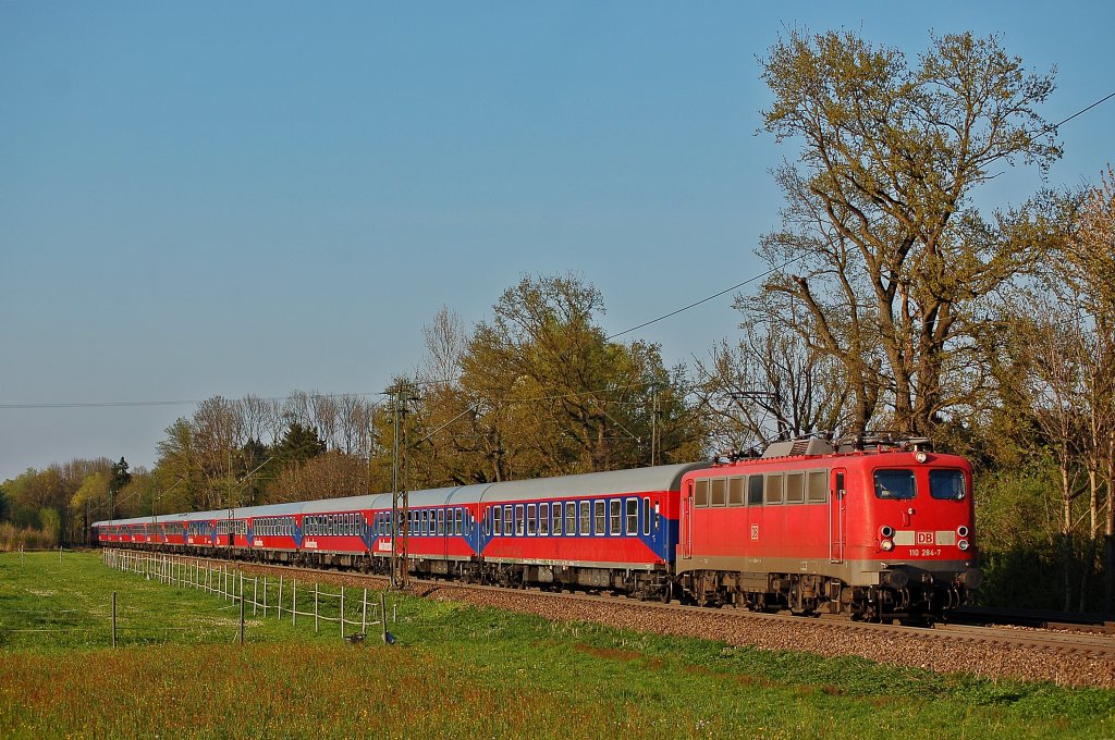 Immer wieder gern zu sehen, allerding wo m�glich schon einer der letzten fahrten der 110 284.
In Happing konnte der Sonderzug mit der Abendlichen Sonne festgehalten werden.
Aufgenommen am 17.04.2011