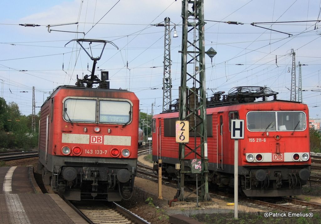 In Frankfurt Ost trifft am 04.05.2010 Ost auf Ost. Rechts steht der Energie-Container 155 211-6 mit Scherenstromabnehmer und links mini Energie-Kiste 143 133-7 und beschleunigt in Richtung Hanau Hbf.