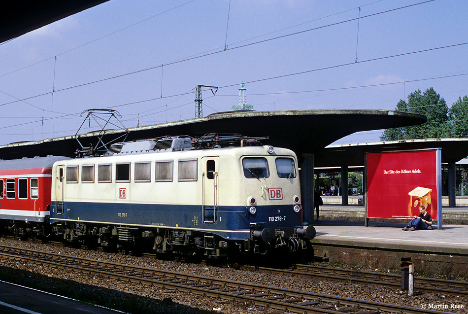 In K�ln Deutz passiert die 110 279 den  Sitz des K�lner Adels , 23.8.2000