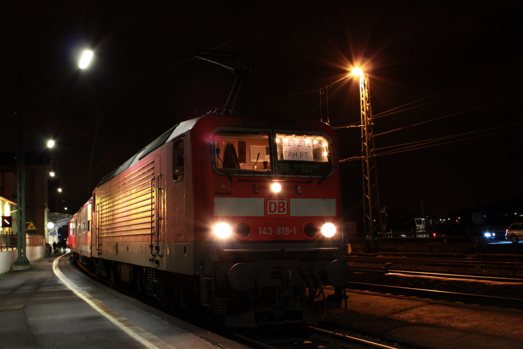 In R�desheim ist meinen Abschiedsfahrt mit 143 819-1 am 11.12.2010. Sie wurde weiterhin mit einer Lichterkette geschm�ckt. Nochmals BYE BYE