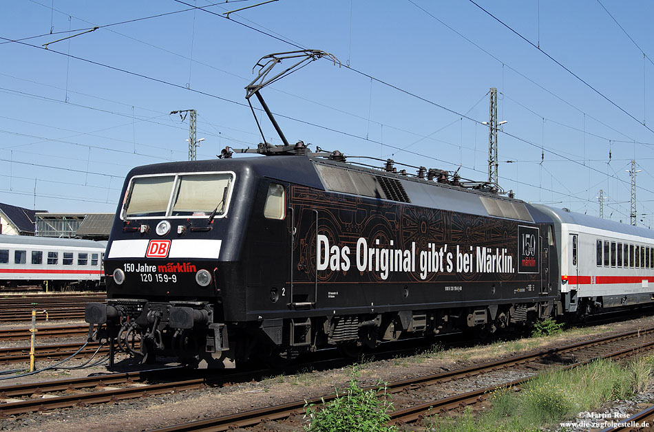 Inzwischen auch schon wieder historisch: 120 159 mit  M�rklin -Werbung. Aufgenommen in K�ln Bbf, am 27.7.2009.