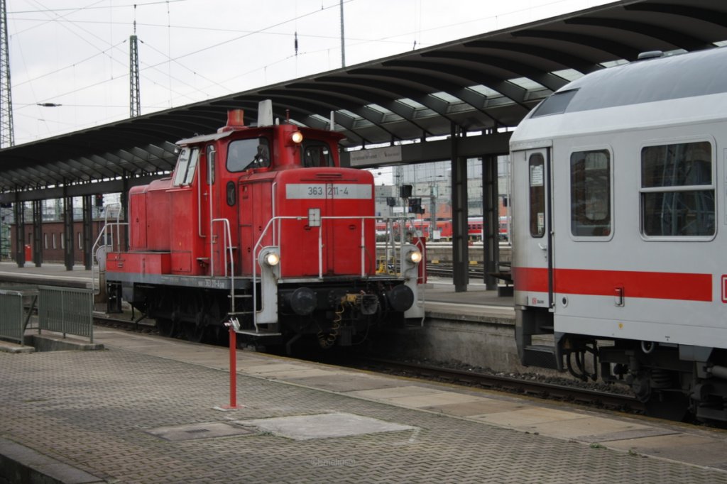 Ja die 363 211-4 brachte den 12wagen IC aus den Frankfurter Hbf ins Frankfurter Vorfeld. Die 101 003-2 wartet bis die Wagen von der 363 211-4 abrandaliert wurden und rangirte hinterher.

Patrick E.