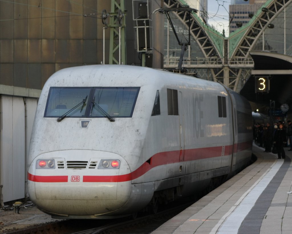 Ja da scheint an diesem sehr st�rmigen Tag die Sonne. Leider hat der ICE 1 sich ein wenig schmutzig gemacht.


Patrick E.