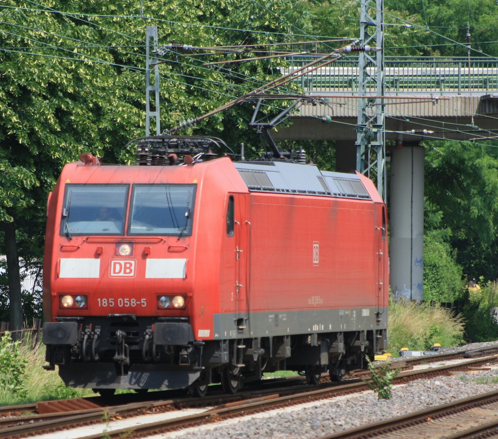 Ja es ist mal wieder Freitagmittag so gegen 15:00 Uhr in Frankfurt Griesheim und die 185 058-5 rangiert am 18.06.2010 an den leeren Kohlezug.
