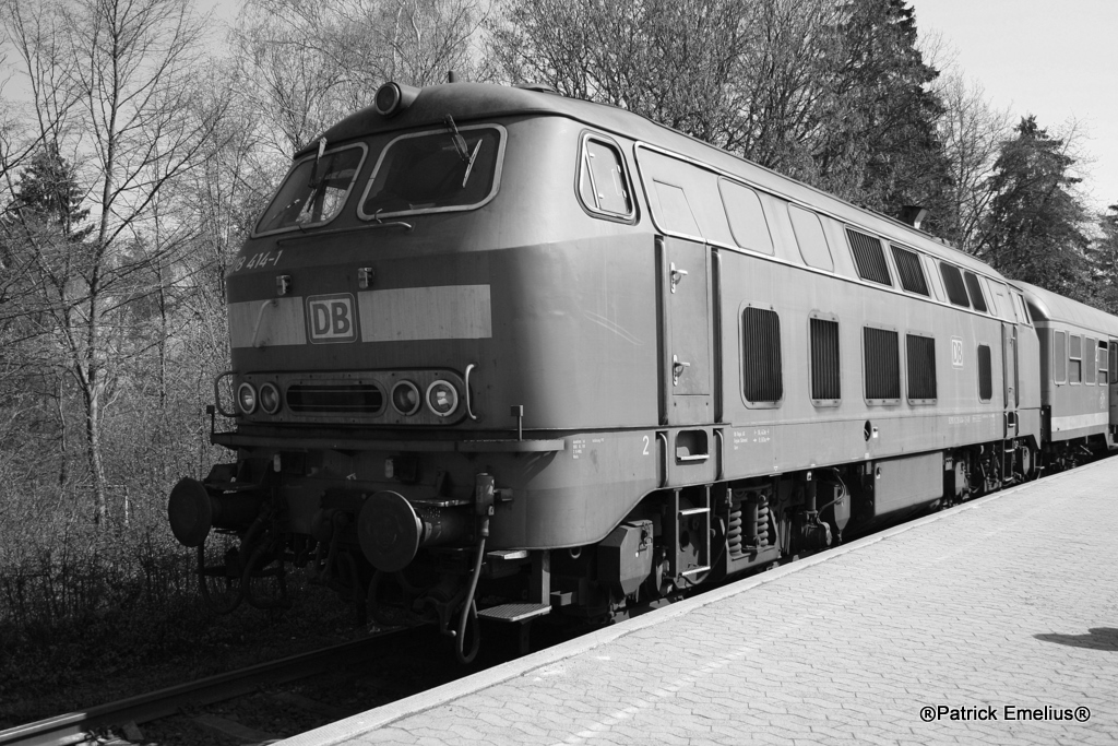 Langsam wird es Schwarz um die 218er auf der Steilstrecke. Noch f�hrt jetzt die 218 414 mit 2 Reko-Silberlingen aber wie lange ist Ungewiss. Am 20-04-2010 in Emmelshausen