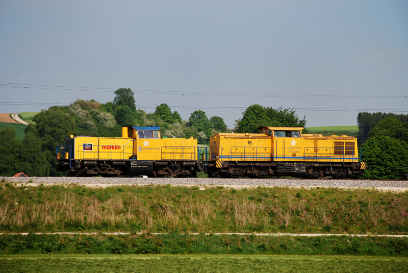 Leonhard Weiss im Doppelpack. 214 010-1, M�rklintage G�ppingen, + 203 002, aufgenommen am 06.05.11, kurz vor Burgau.