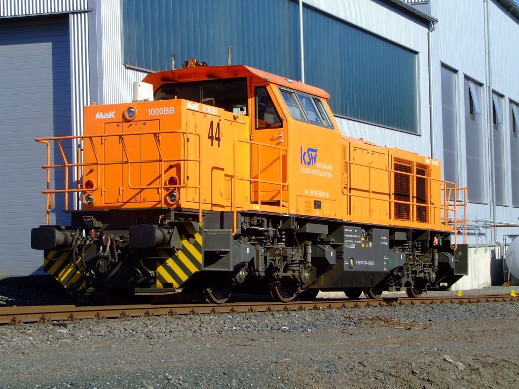 Lok 44 der Kreisbahn Siegen-Wittgenstein steht am Lokschuppen in Siegen-Eintracht am 17.04.2010. Die Lok ist eine MaK G 1000 BB, Baujahr 2003.