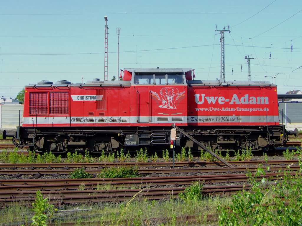 Lok Adam 11  Christina  der  Fa. Uwe-Adam-Transporte am 24.05.2009 abgestellt in Troisdorf. Die Lok eine V 100.1 wurde 1990 mit einem 1200 PS Motor ausger�stet.