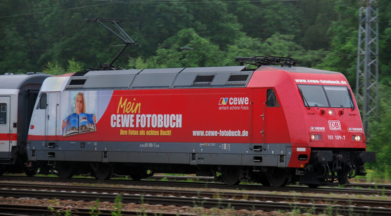 lokportrait der 101 109-7, CEWE, mit der roten Seite nach vorne. Aufgenommen am 12.06.12, bei der Durchfahrt durch Neuoffingen.