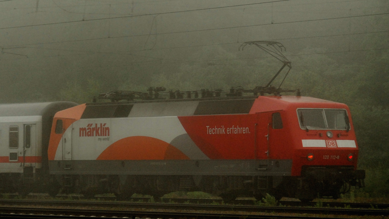 Lokportrait der 120 112-8, M�rklin, aufgenommen im Fr�hnebel des 12.06.12, bei der Durchfahrt durch Neuoffingen.