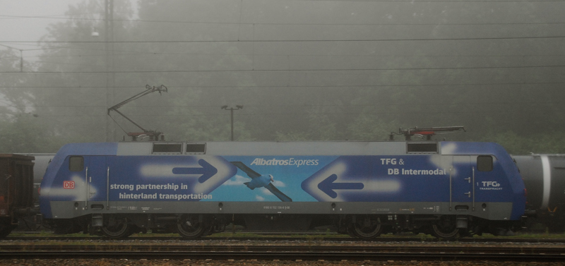 Lokportrait 152 136-8, aufgenommen bei starkem Morgennebel bei der Durchfahrt durch Neuoffingen.