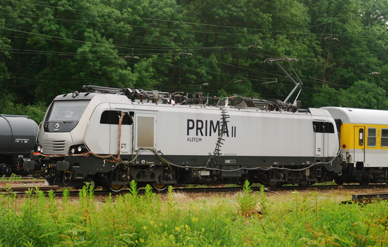 Lokportrait einer total verkabelten Alstom Prima II! Aufgenommen am 12.06.12, bei der Durchfahrt durch Neuoffingen. Wer wei� wo ich die Lok einordnen kann???!! Ich hab keine Ahnung.