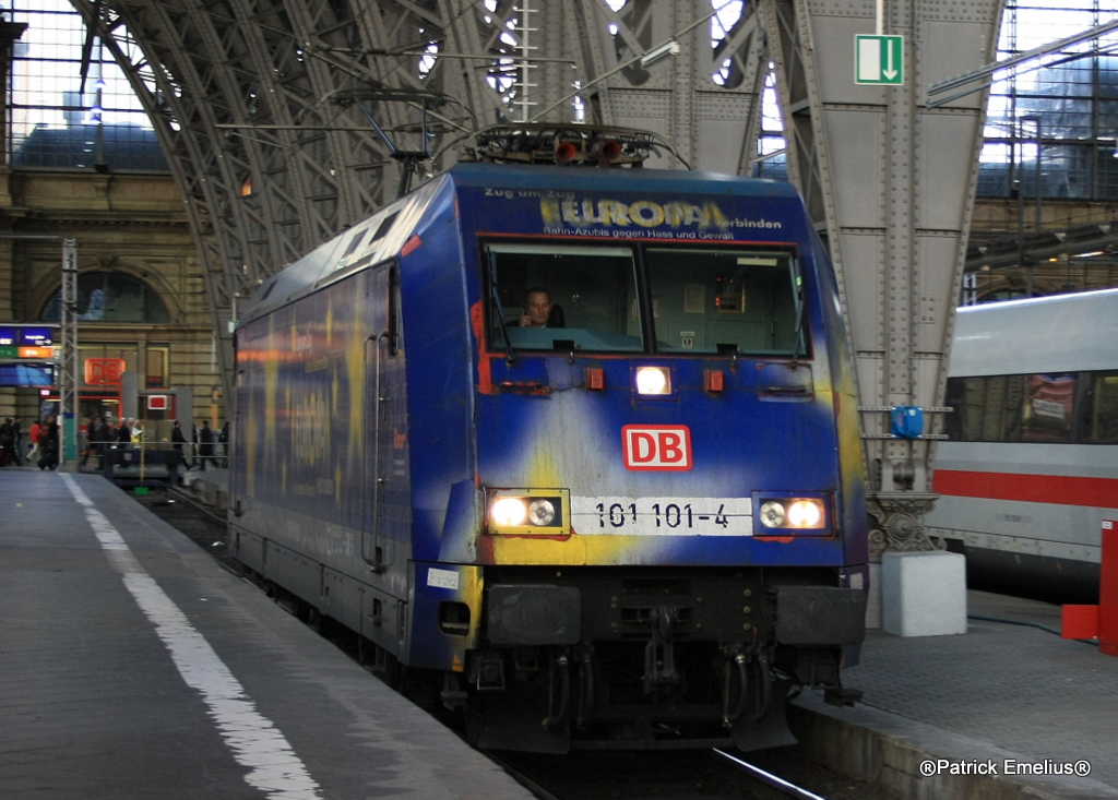 Man erkennt das die 101 101-6 in Ihren guten 10 Jahre shon einiges erlebt haben muss. Mormalerweise m�sste sie mal wieder hergerichtet werden. Am 04.05.2010 im Frankfurter Hauptbahnhof