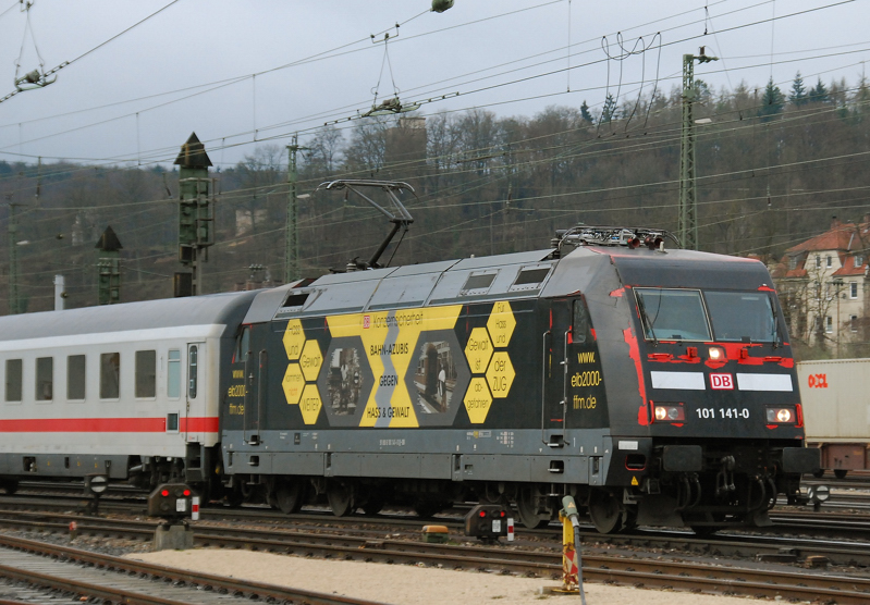 Man sieht ihr mittlerweile die harten Jahre im IC-Dienst an. 101 141-0, Azubi, aufgenommen am 01.04.11, bei der Durchfahrt durch Treuchtlingen.