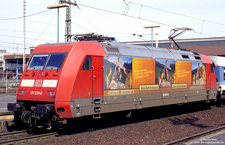  Mehr Zeit f�r Kinder  so hie� es im Jahr 2001 auf der 101 039. (D�sseldorf Hbf, 2.5.2001)