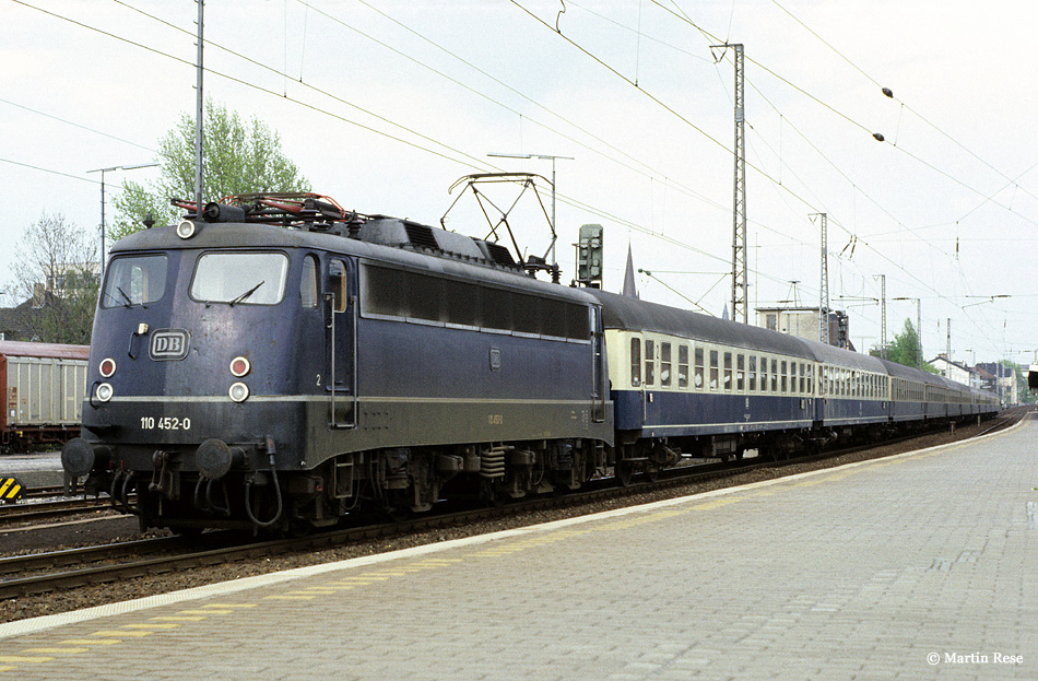 Mit dem D452 (Frankfurt/Oder - M�nchengladbach) verl�sst die 110 452 Paderborn Hbf. 27.4.1983