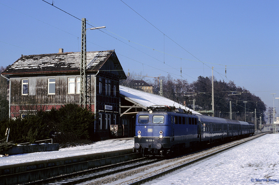Mit dem E3653 (Stuttgart - T�bingen) f�hrt die 110 235 in N�rtingen ein. 13.1.1997