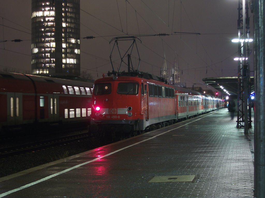 Mit dem re 11372 nach ka steht 110 490 abfahrbereit.