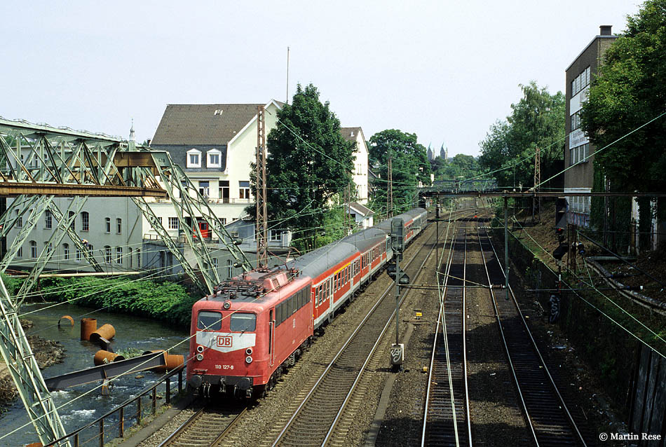 Mit dem RE11225 nach Koblenz Hbf hat die 110127 soeben Wuppertal Oberbarmen verlassen. 2.8.2001
