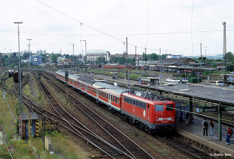 Mit dem RE19156 (Stuttgart - W�rzburg) f�hrt die 110 238 in Bietigheim Bissingen ein. 3.9.2001