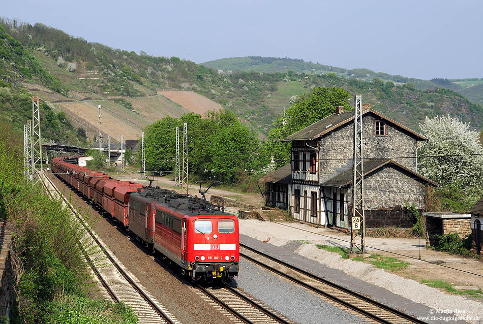 Mit vereinten Kr�ften ziehen die 151 107 und 151 165 den Erzengel aus Rotterdam nach Dillingen, aufgenommen im alten Bahnhof Hatzenport. 15.4.2009.
