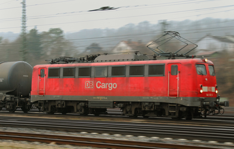 Mitzieher auf die 140 012-6 im Bahnhof Treuchtlingen, am 18.02.11.