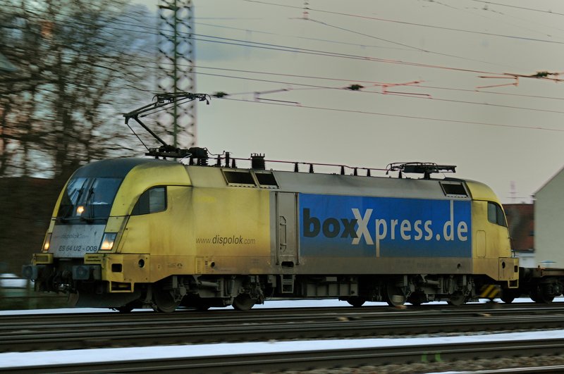 Mitzieher im letztn Abendlicht auf die ES 64 U2-008, von boxXpress. Aufgenommen am 20.02.10, bei der Durchfahrt durch Treuchtlingen.