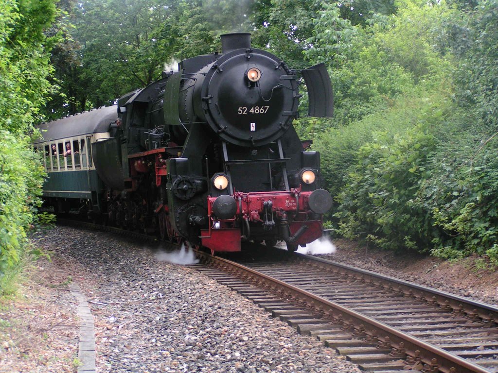 Na auf gehts mit voller karft auf nach K�nigsstein. man h�rte schon von weiten die heftigen Auspuffschl�ge die 52 4867 beim beschleunigen machte. Da wird einem ganz anders wenn man da steht und so ein Unget�m rattert auf dich zu. Ich w�re gerne mal in den 60er und 70er Jahren Fotograph gewesen. Das muss ja auf manchen Strecken m�chtig geh�mmert haben wenn da die schweren G�terz�ge die Berge erklommen. Es ist einfach geil wenn der Bass der zweizylinder G�terzuglok bis ins Mark dr�hen. Ich hoffe das es 2010 genau so Geil wird.

Patrick E. 