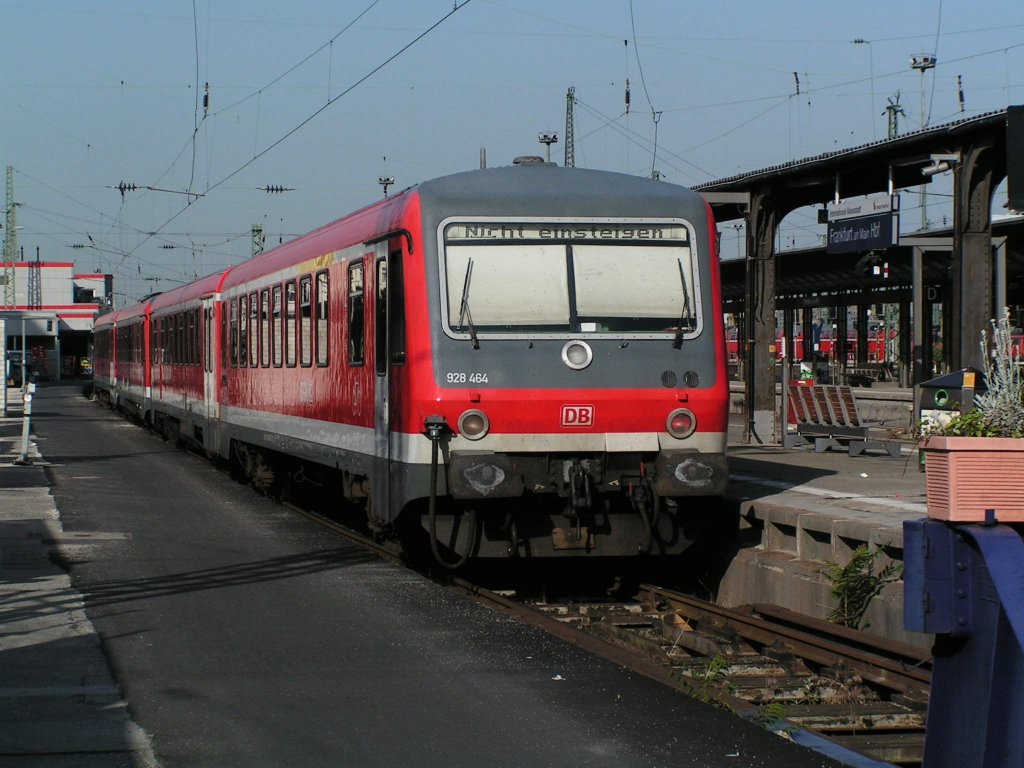 Na da kam ja eine sch�ne DB628/928 doppeltraktion in den Frankfurter Hbf. Er fuhr dann sp�ter als RE nach Bad Kreuznach.

Patrick E.

