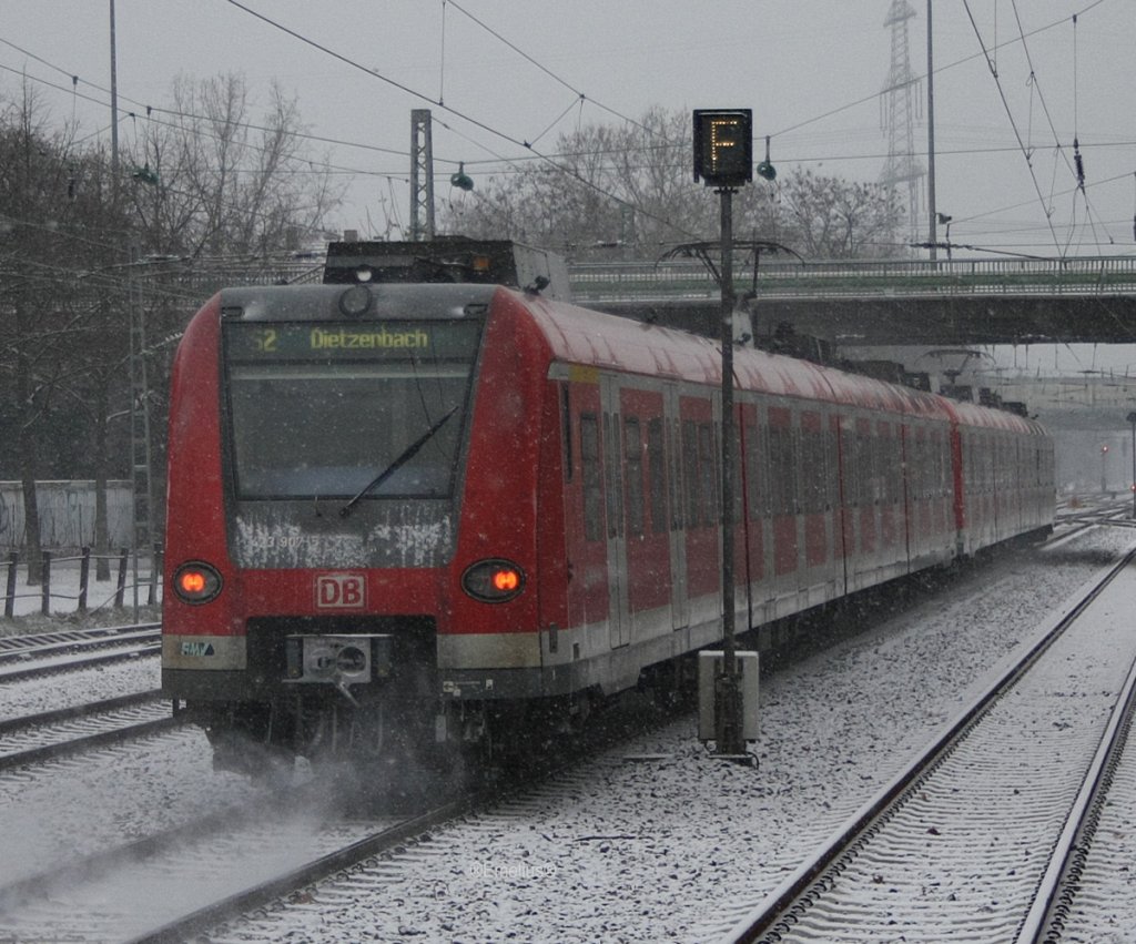 Na ja der 423 der S-Bahn Rhein-Main zieht zwar noch keine sch�ne Schleppe hinter sich her. Der Fahrtweg f�hrt zum Frankfurter hbf. Man nerkennt deutlich den Schnee den der 423 aufgesammelt hat.

Patrick E.