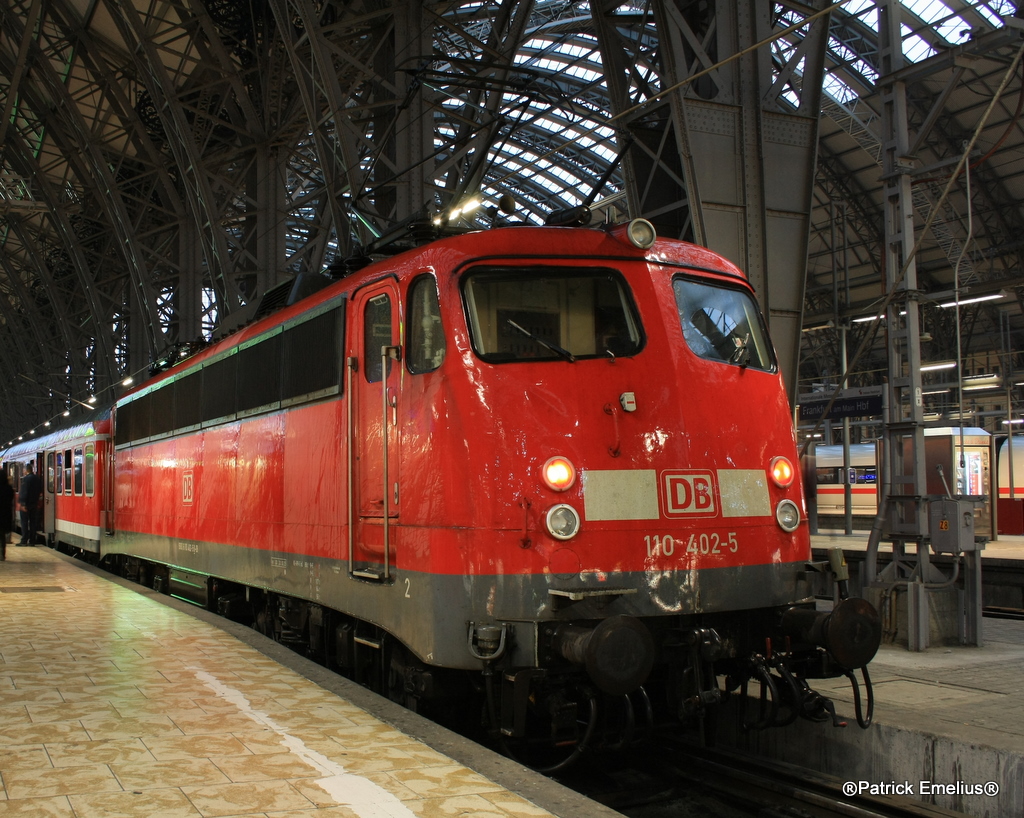 Nach dem die erste Welle von Reisenden den Zug verlassen hat, hatte 110 402-5 am 112.05.2010 bereits wieder Kopf gemacht um nahc Gie�en aufzubrechen.
