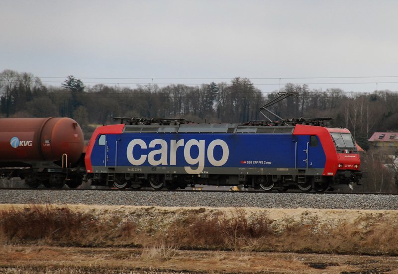Nahch einem l�ngeren Halt in Neuoffingen, wegen fehlender Papiere, kam sie doch noch. Re 482 032-0, aufgenommen am 26.02.10, auf der Strecke Ulm-Augsburg, kurz nach Burgau.