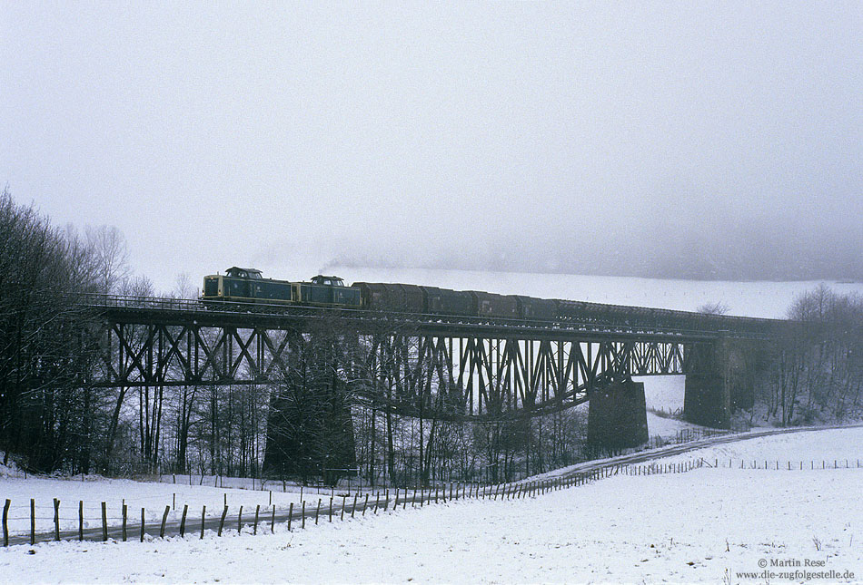 Nahe Meinerzhagen fahren die Hagener 212 299 und 212 289 mit der �g 69342 hinauf nach Krummenerl, 26.3.1986