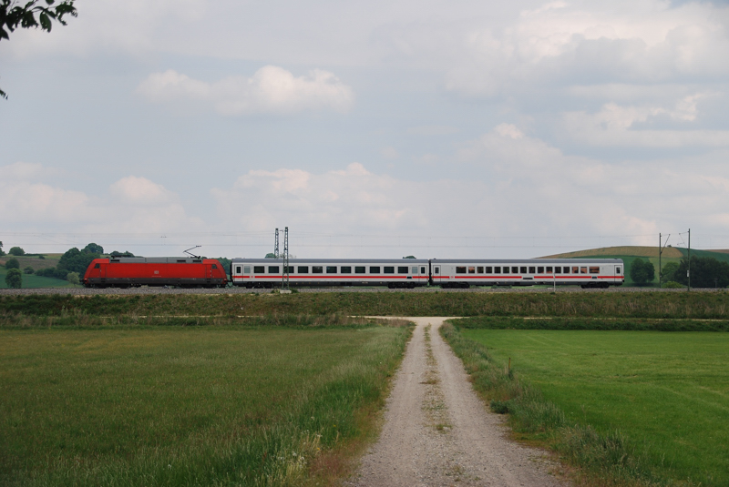 Nicht viel M�he d�rfte 101 039-6 mit ihrem Kurz-IC gehabt haben! Aufgenommen am 14.05.11, kurz vor Burgau.