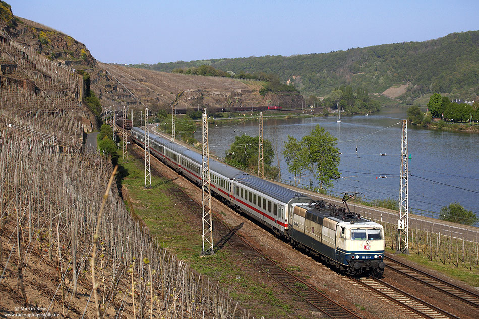 Noch immer tr�gt die bei DB-Fernverkehr im Einsatz befindliche 181 211 das bei Eisenbahnfreunden einst so verachtete oceanblau/beige Farbkleid. Am 19.4.2001 wurde diese Lok mit dem IC132 (Norddeich Mole - Luxemburg) in Winningen fotografiert.