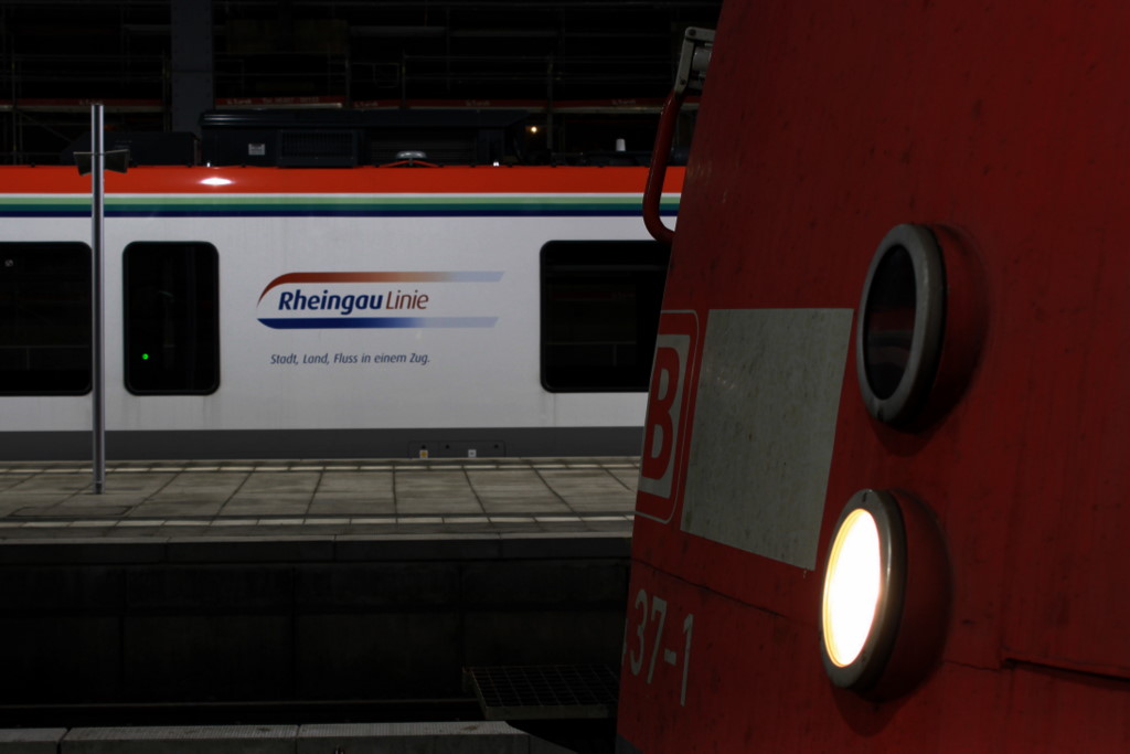 Nochmal die Front der 143 437-1 am 11.12.2010 in Wiesbaden Hbf. Sch�n ist die Falte der Lok zu erkennen und der neue VIAS Flirt der die Rheingau Linie bedient. R.I.P Zehner am rechten Rhein mit sch�nen Silberlingen