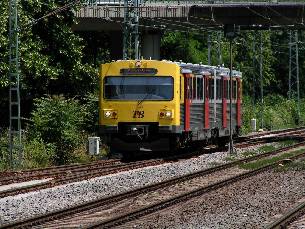 Normalerweise f�hrt die TSB mit ihren VT2E Triebz�gen nicht durch Frankfurt Griesehim doch bei St�rungen auf der Umgehungsstrecke wird halt so umgeleitet.

Patrick E.