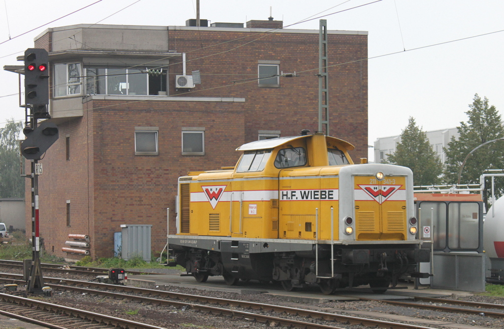 Nun will ich auch mal wieder hier paar Bilder zeigen ich war ja recht lange hier nicht sehr aktiv xD
 
21 341-3 tankt am 23.09.2010 ihren Tank bei noch gutem Nebel in Neuwied voll