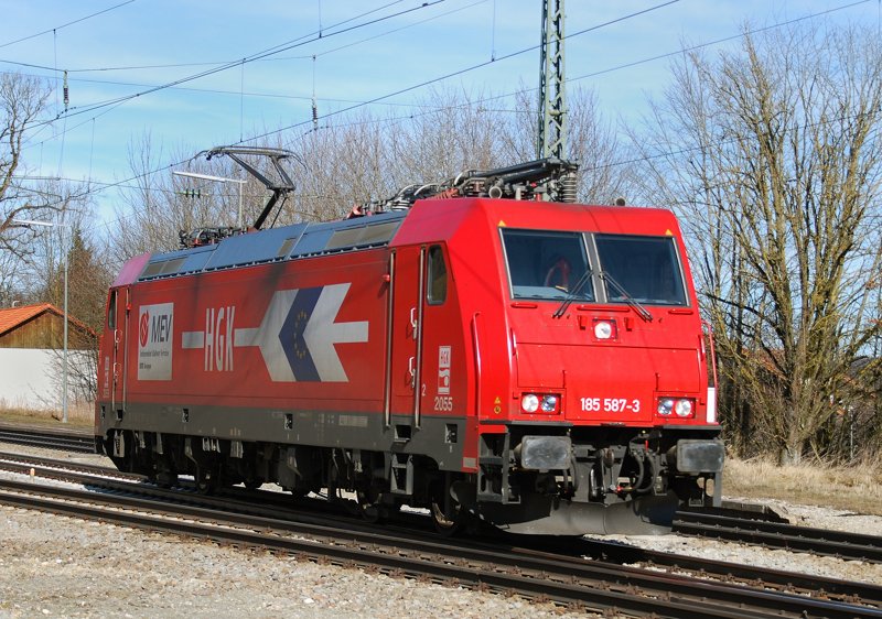 Nur selten verirrt sich eine HGK-Lok auf die Strecke M�nchen-Rosenheim. 185 587-3, aufgenommen am 27.02.10, bei der Durchfahrt durch A�ling.