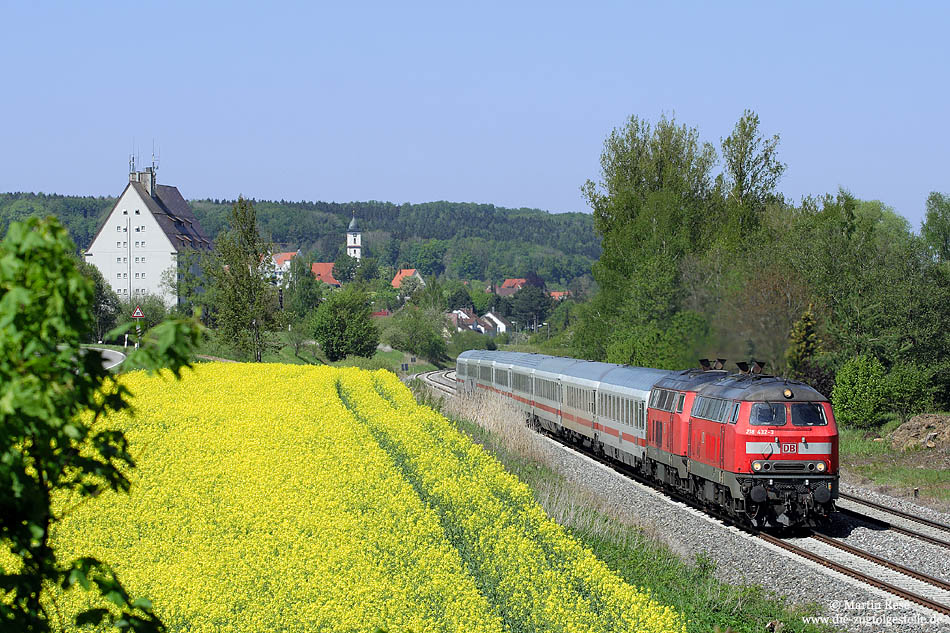 Ohne viel M�he rollt die 218 432 und eine weitere 218 mit dem IC119 bei Aulendorf bergab, dem n�chsten Halt Ravensburg entgegen. 7.5.2009