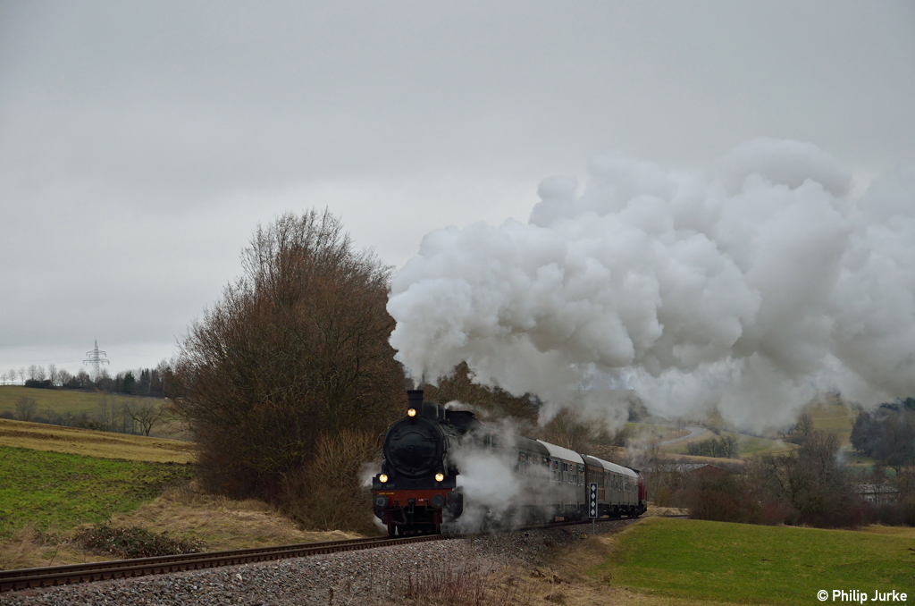 P8 2455  Posen  und V100 2335 als DPE 32804 (T�bingen - Sch�mberg) am 05.01.2013 bei Erzingen.